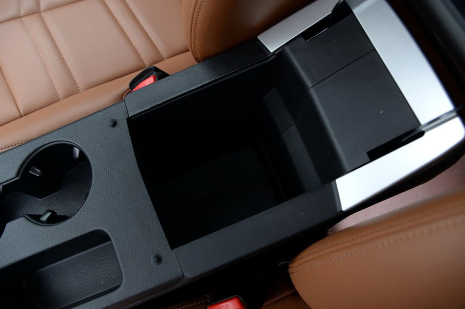 2016款 2.0L 自动旗舰版 座椅空间