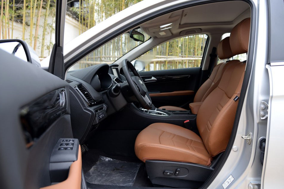 2016款 2.0L 自动旗舰版 座椅空间