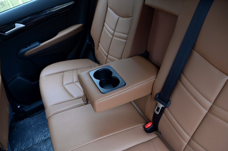 2016款 2.0L 自动旗舰版 座椅空间
