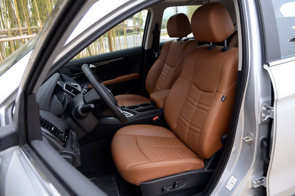 2016款 2.0L 自动旗舰版 座椅空间