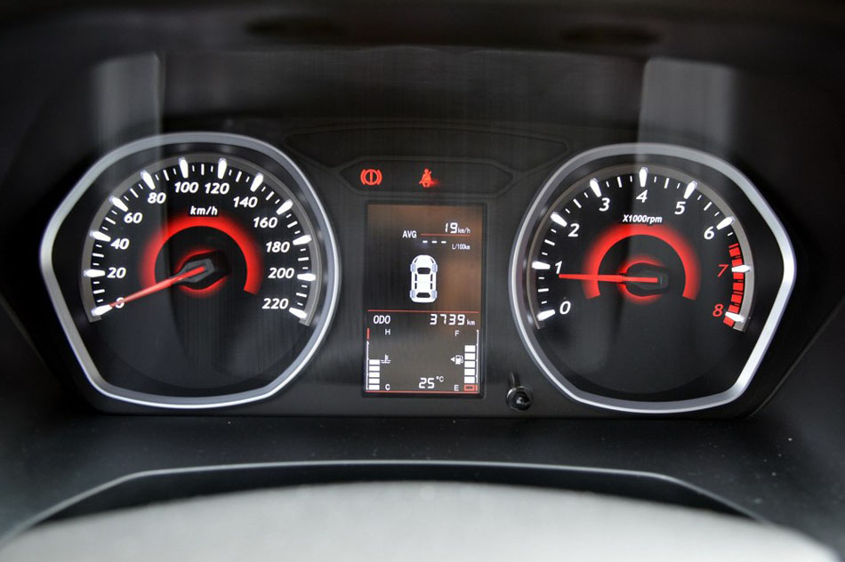 2016款 1.5L 手动劲彩版 内饰