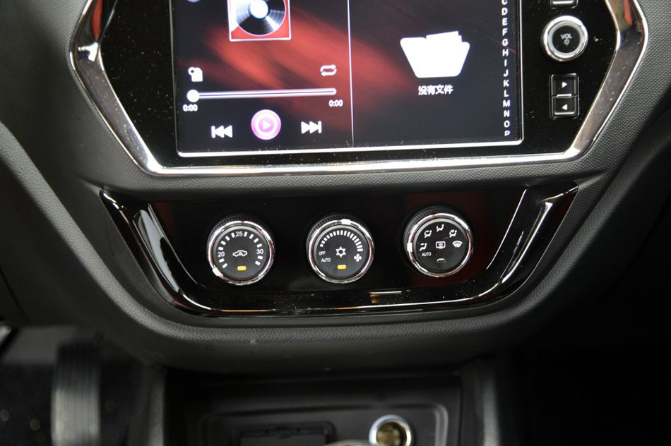 2016款 1.5L 手动劲彩版 内饰