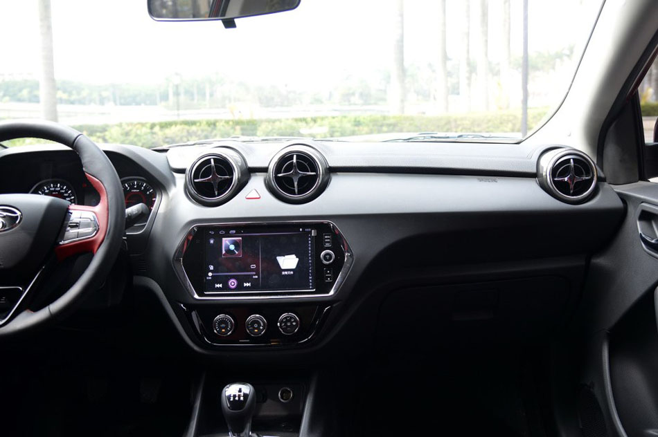 2016款 1.5L 手动劲彩版 内饰