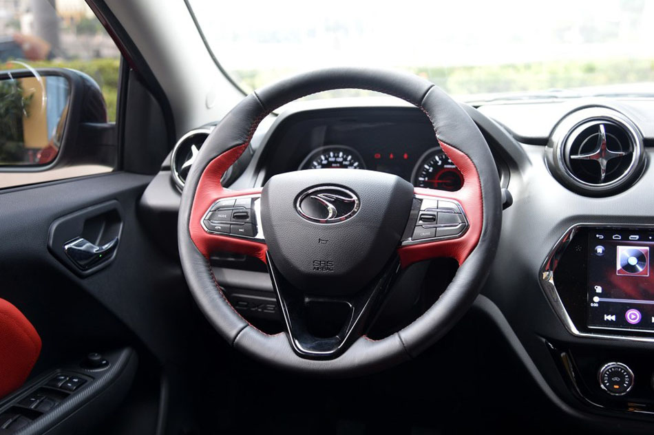 2016款 1.5L 手动劲彩版 内饰