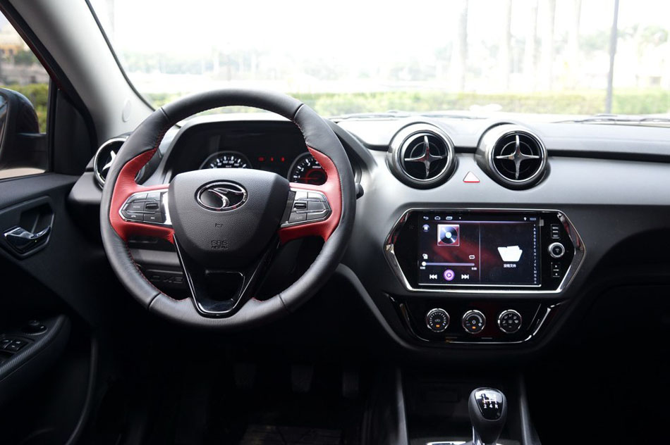 2016款 1.5L 手动劲彩版 内饰