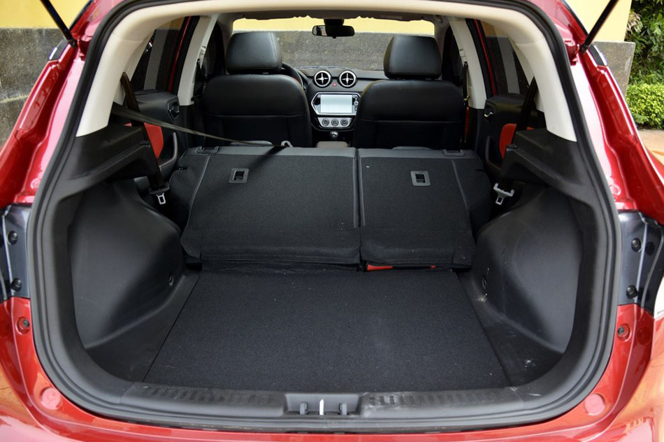 2016款 1.5L 手动劲彩版 座椅空间