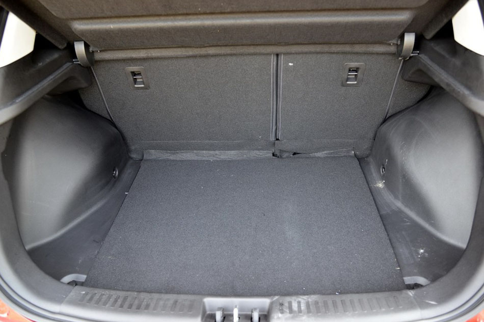 2016款 1.5L 手动劲彩版 座椅空间