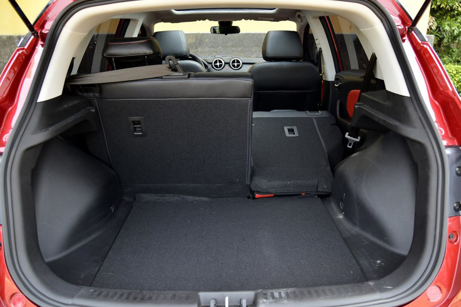 2016款 1.5L 手动劲彩版 座椅空间