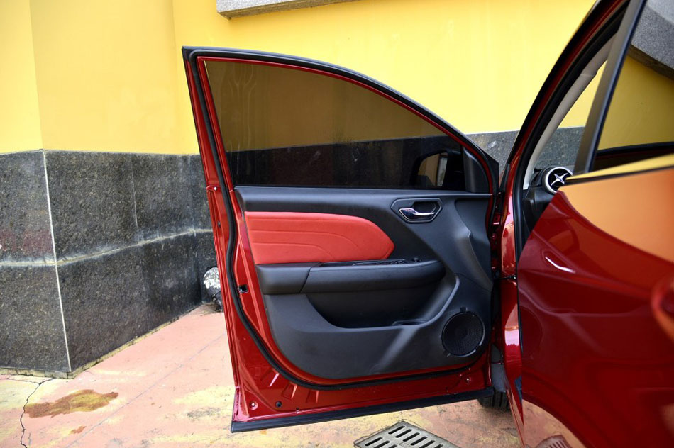 2016款 1.5L 手动劲彩版 座椅空间