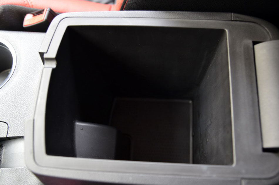 2016款 1.5L 手动劲彩版 座椅空间