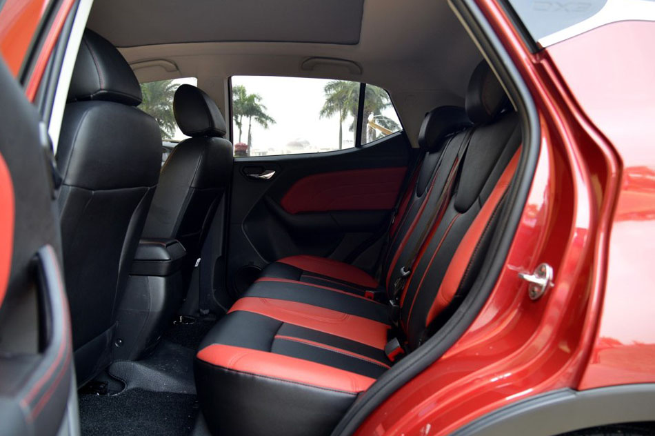 2016款 1.5L 手动劲彩版 座椅空间