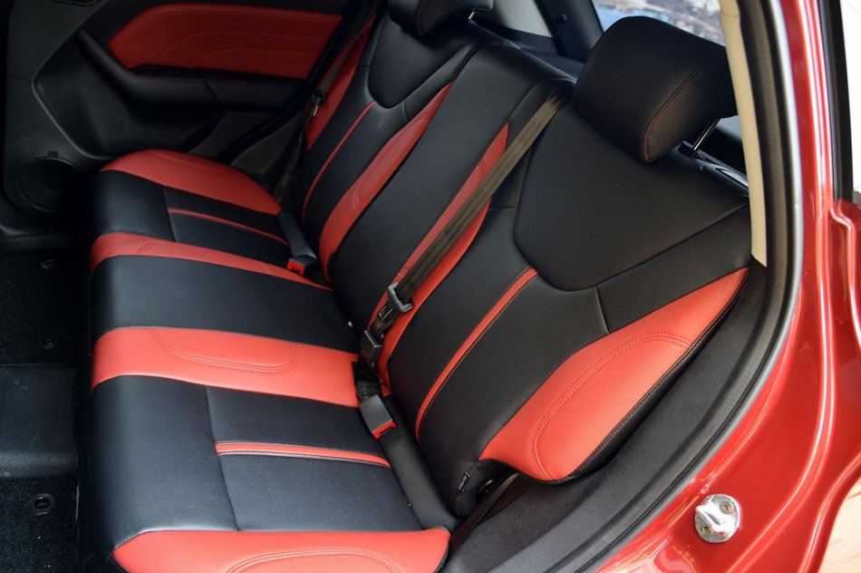 2016款 1.5L 手动劲彩版 座椅空间