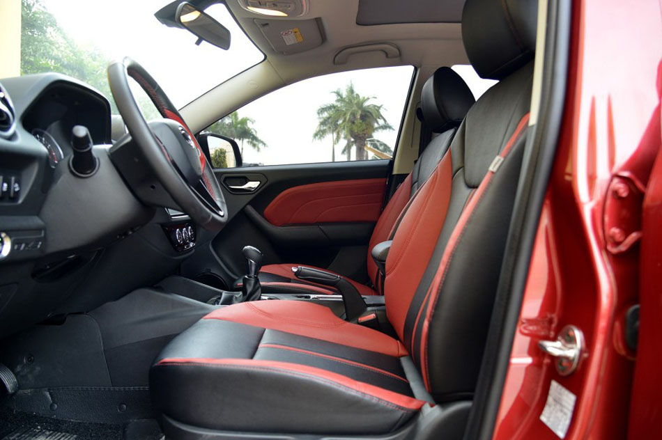 2016款 1.5L 手动劲彩版 座椅空间