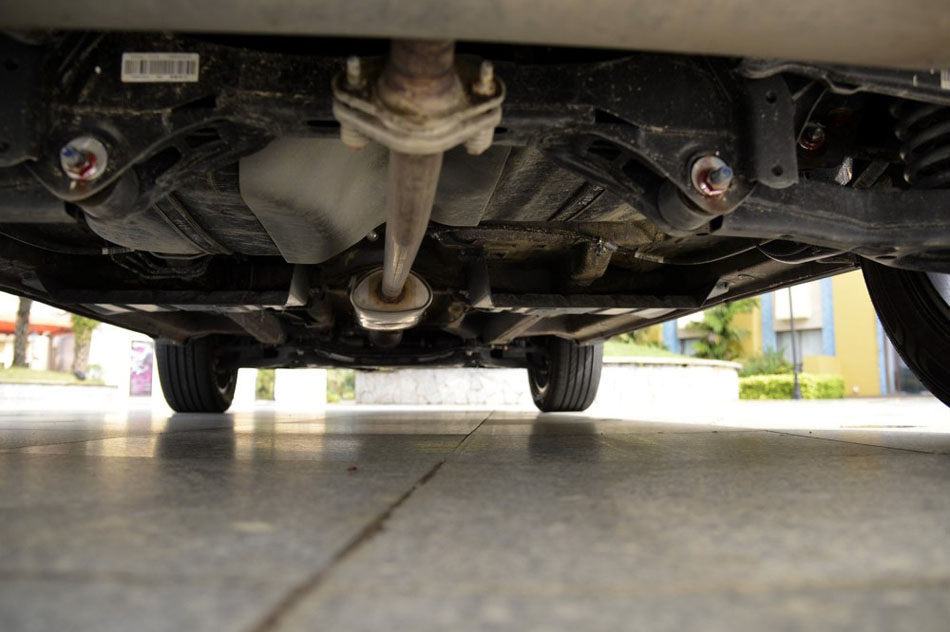 2016款 1.5L 手动劲彩版 引擎底盘