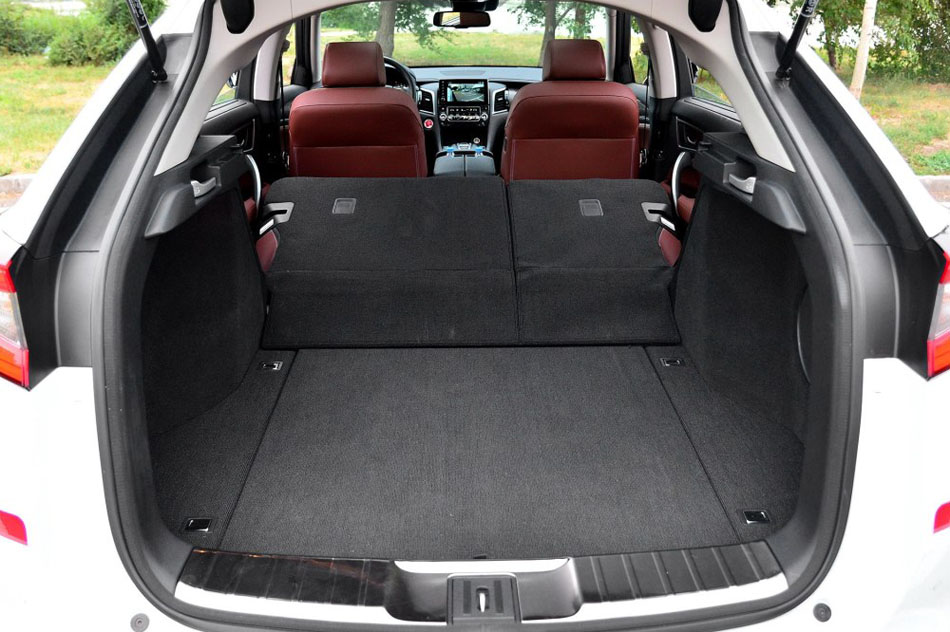 2017款 370TURBO 四驱至尊版 座椅空间