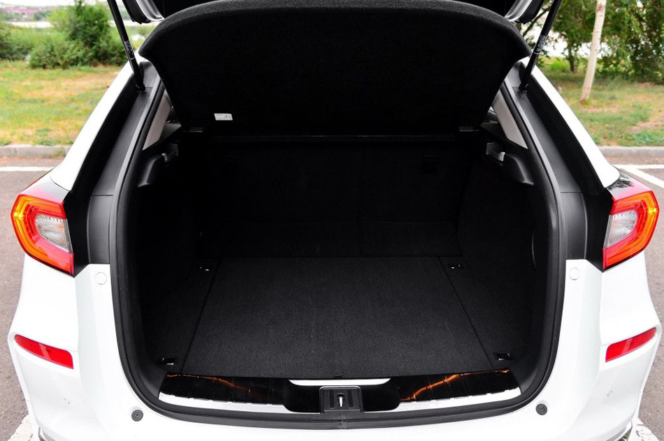 2017款 370TURBO 四驱至尊版 座椅空间