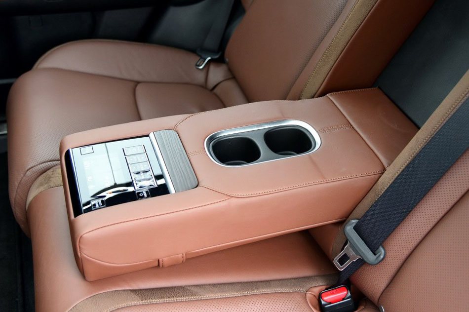 2017款 370TURBO 四驱至尊版 座椅空间