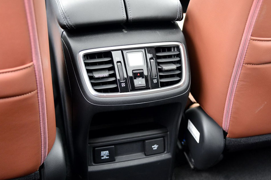 2017款 370TURBO 四驱至尊版 座椅空间