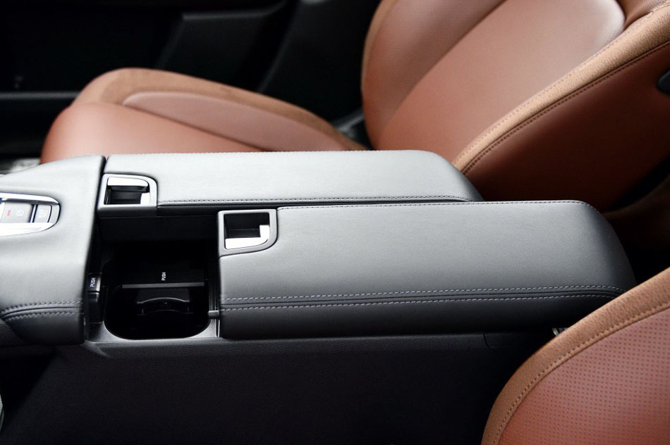 2017款 370TURBO 四驱至尊版 座椅空间