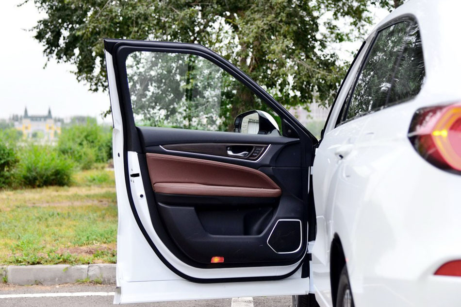 2017款 370TURBO 四驱至尊版 座椅空间