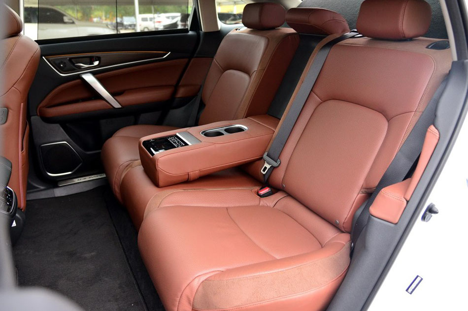 2017款 370TURBO 四驱至尊版 座椅空间
