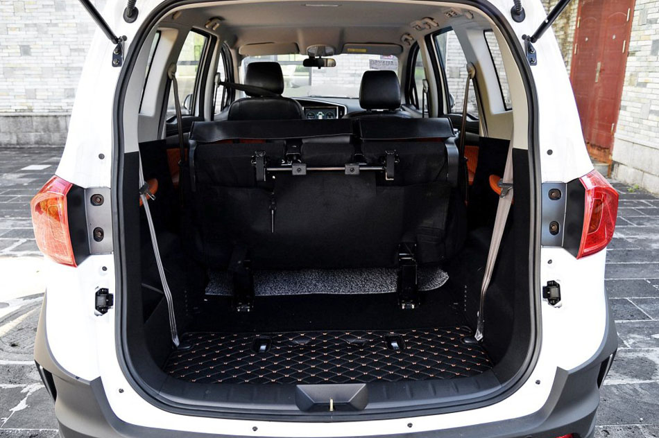 2016款 1.5L 手动互联网版 座椅空间