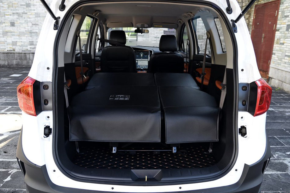 2016款 1.5L 手动互联网版 座椅空间