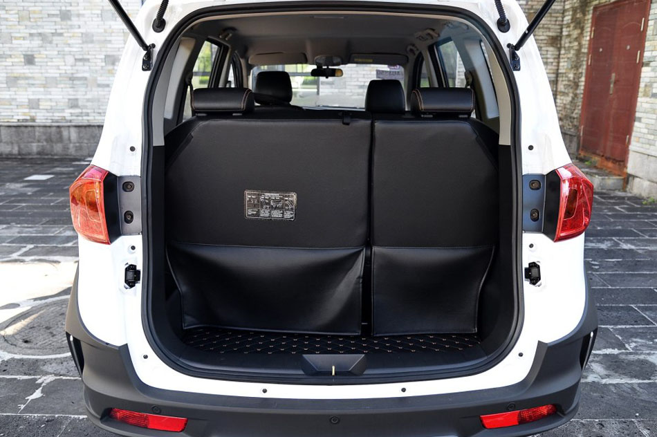 2016款 1.5L 手动互联网版 座椅空间