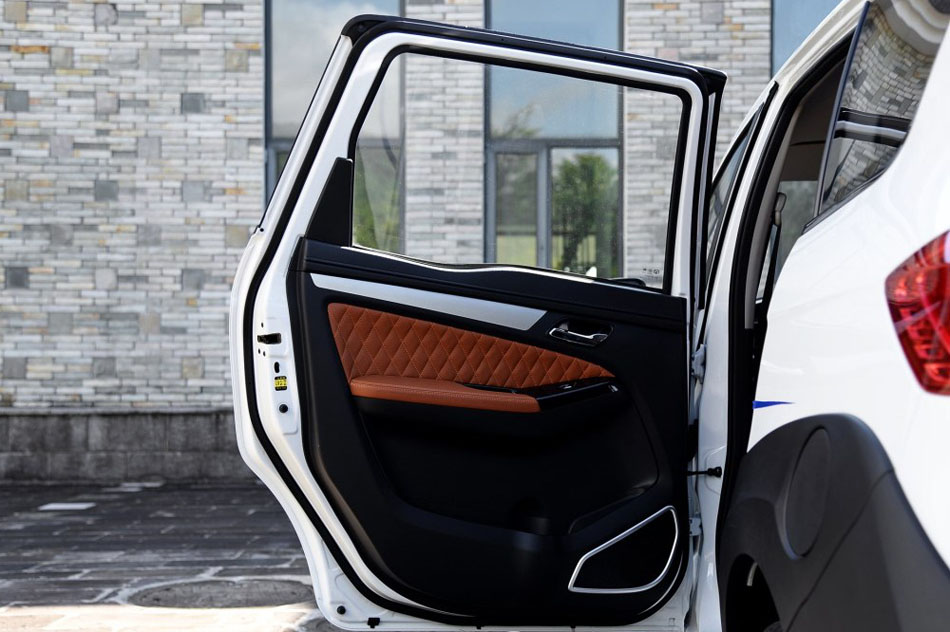 2016款 1.5L 手动互联网版 座椅空间