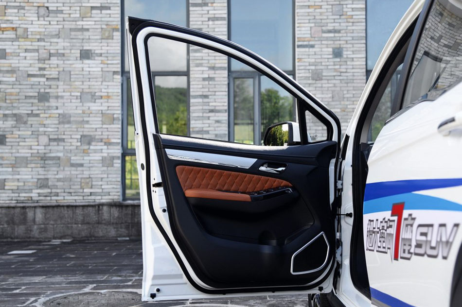 2016款 1.5L 手动互联网版 座椅空间