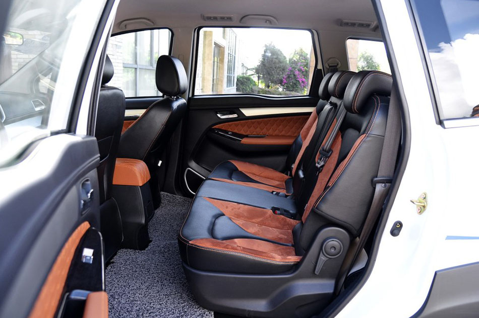 2016款 1.5L 手动互联网版 座椅空间