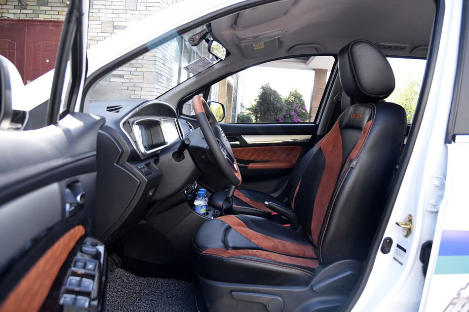 2016款 1.5L 手动互联网版 座椅空间