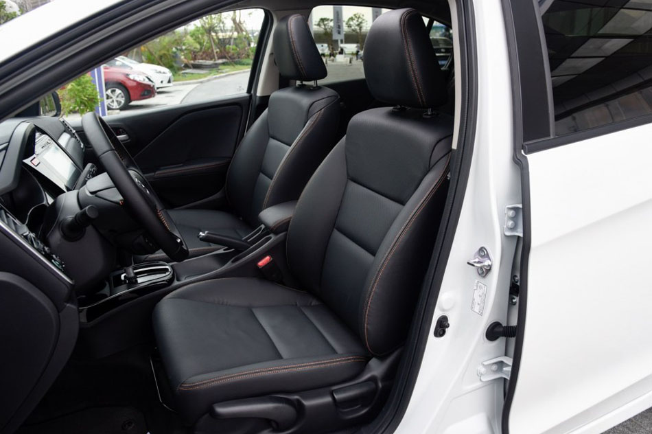 2017款 1.5L CVT风尚版 座椅空间