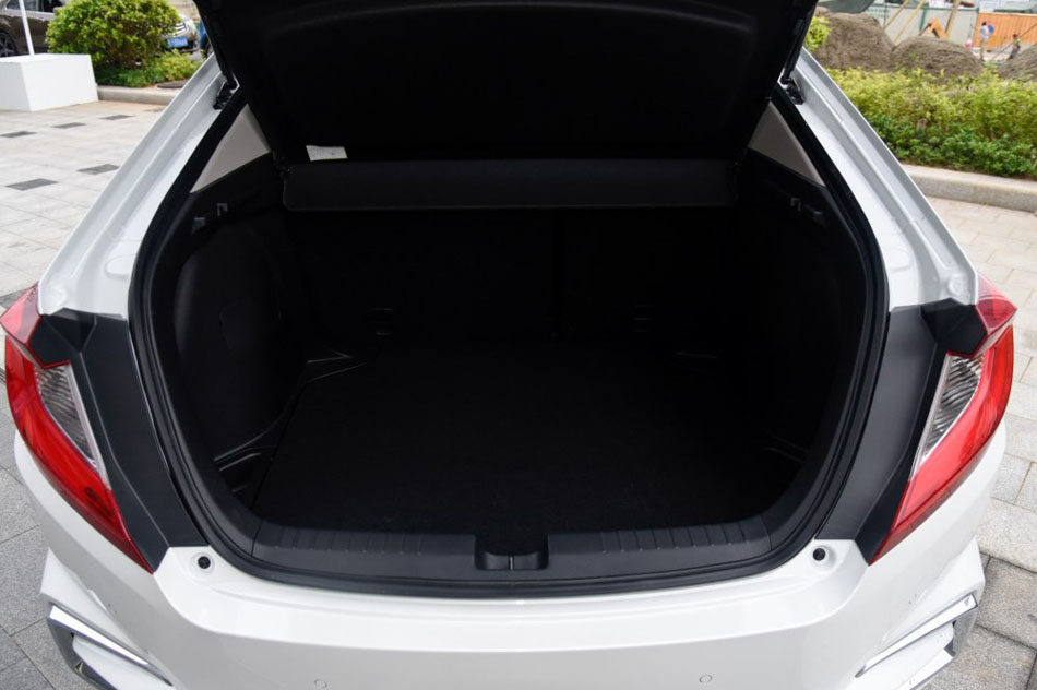 2017款 1.5L CVT风尚版 座椅空间