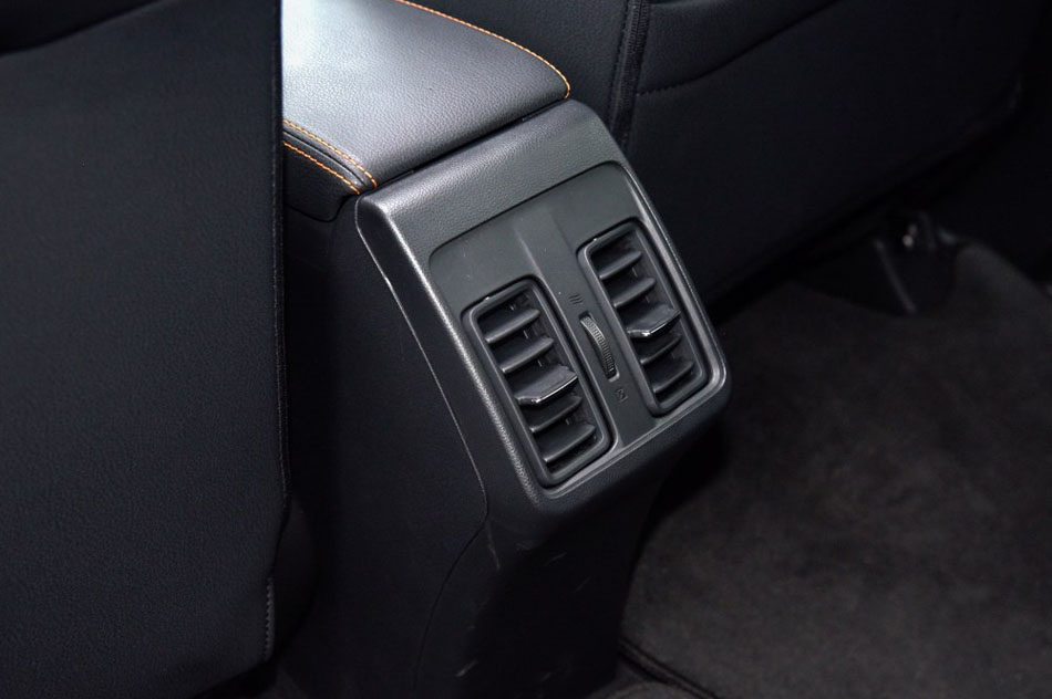 2017款 1.5L CVT风尚版 座椅空间