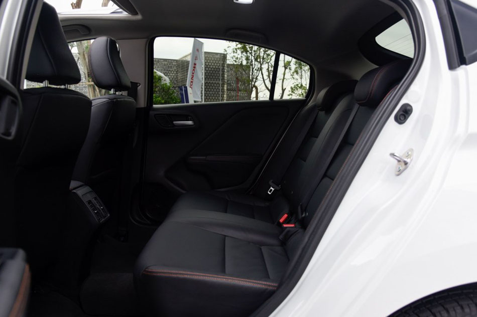 2017款 1.5L CVT风尚版 座椅空间