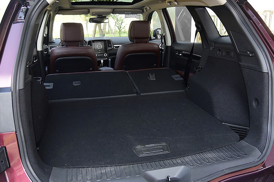 2017款 2.5L 四驱至尊版 座椅空间