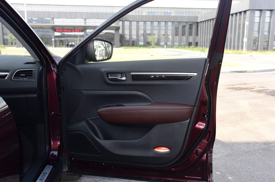 2017款 2.5L 四驱至尊版 座椅空间