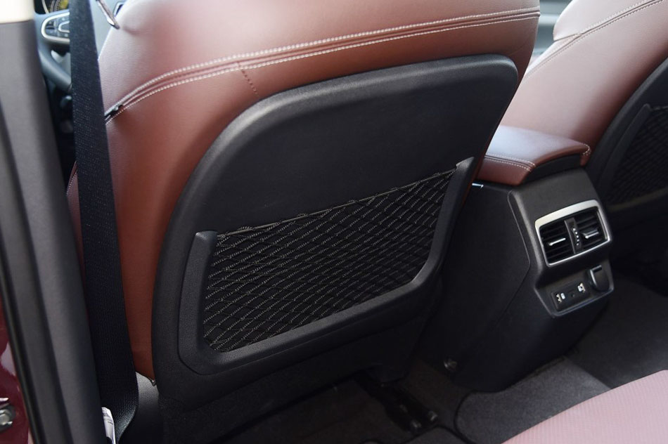 2017款 2.5L 四驱至尊版 座椅空间