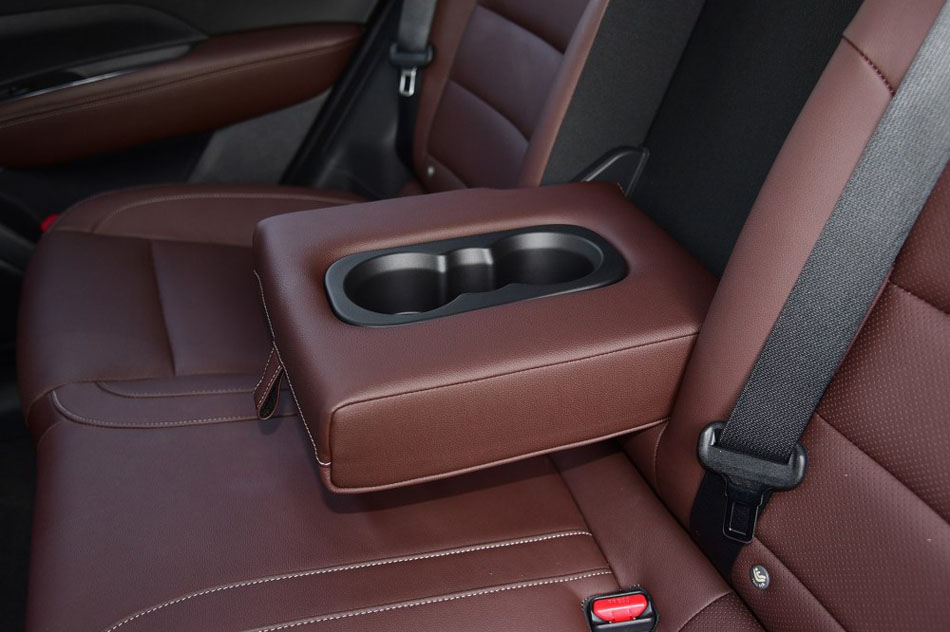2017款 2.5L 四驱至尊版 座椅空间