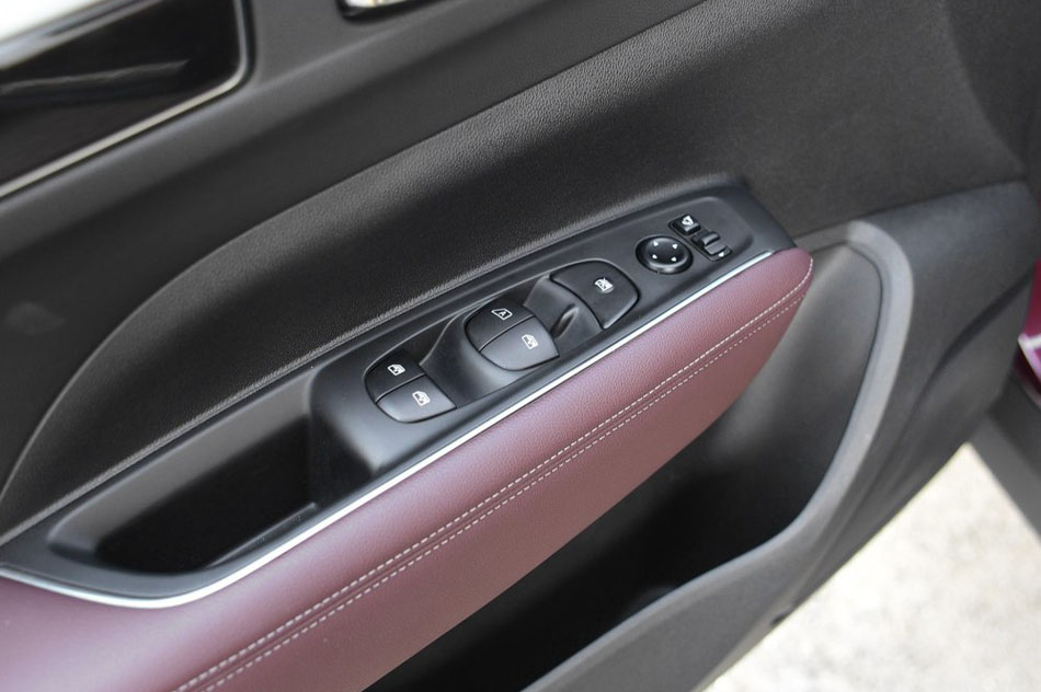 2017款 2.5L 四驱至尊版 座椅空间