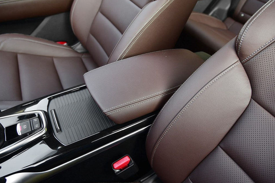2017款 2.5L 四驱至尊版 座椅空间