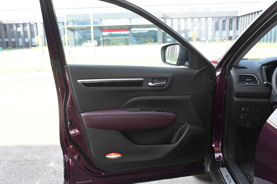 2017款 2.5L 四驱至尊版 座椅空间
