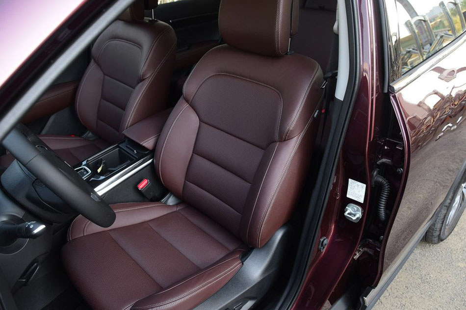 2017款 2.5L 四驱至尊版 座椅空间