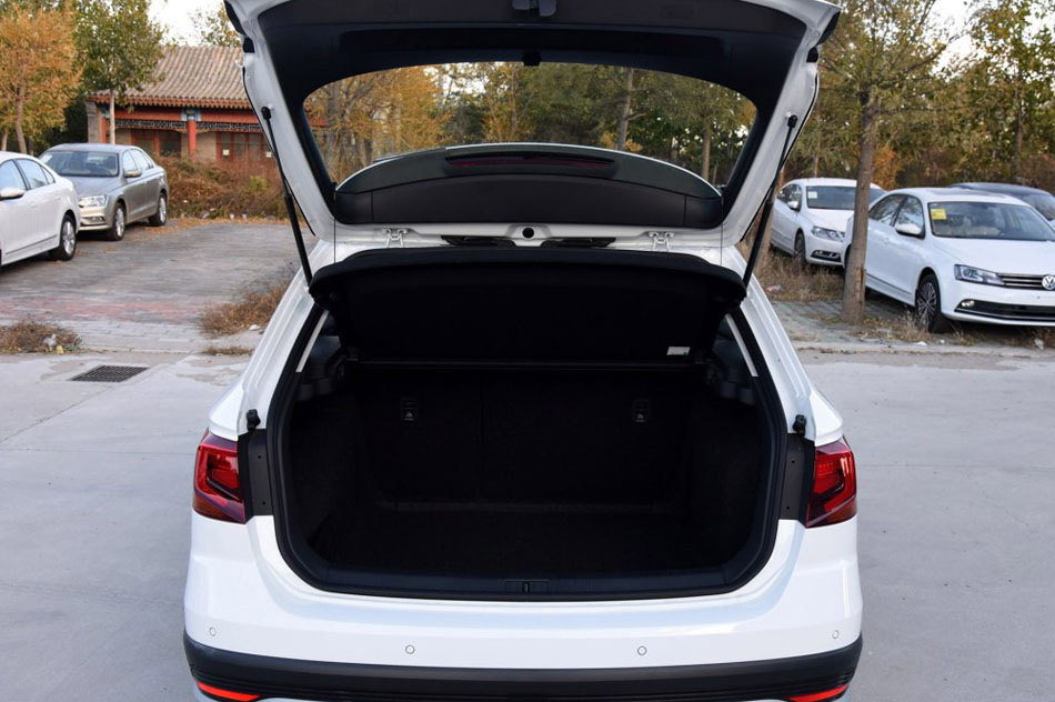 2017款 230TSI 自动舒适型 座椅空间