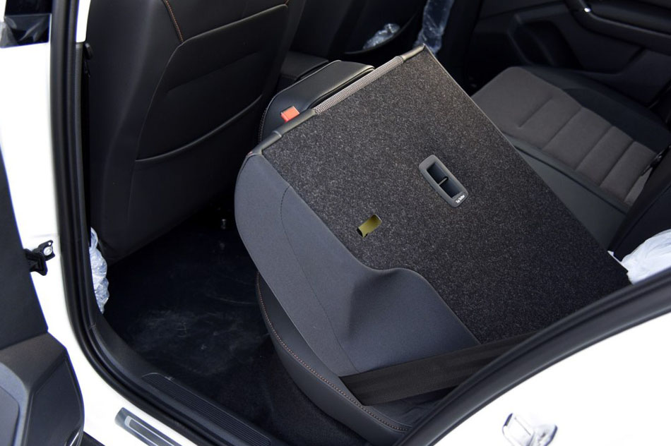 2017款 230TSI 自动舒适型 座椅空间