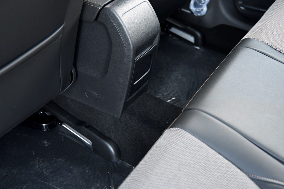 2017款 230TSI 自动舒适型 座椅空间