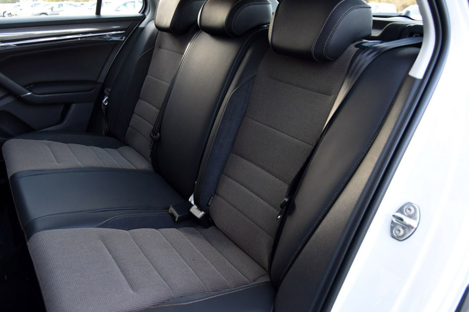 2017款 230TSI 自动舒适型 座椅空间