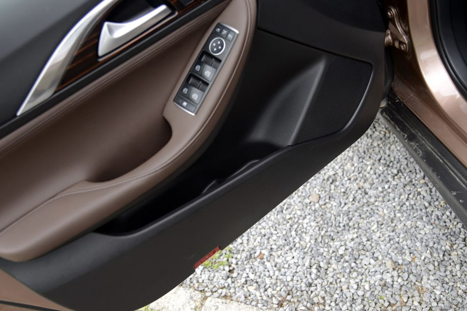 2017款 2.0T 四驱极限版 座椅空间