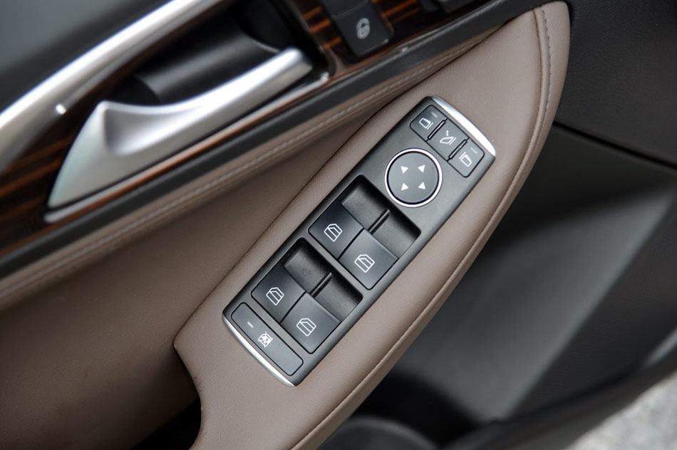 2017款 2.0T 四驱极限版 座椅空间